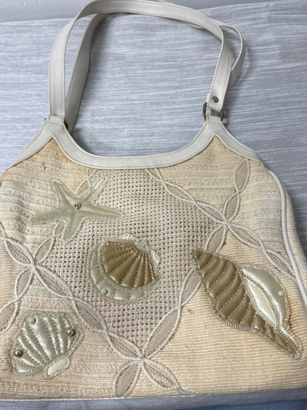 Cream Woven Shoulder Bag with Seashell Appliqués vintage from the 1980s